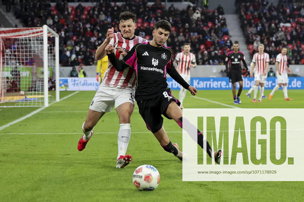 Maximilian Eggestein (SC Freiburg, 08) und Daniel Elfadli (Hamburger SV, 08) im Zweikampf , Deutschland, Fussball, 1. Bundesliga, 16.Spieltag, 2025 2026, SC Freiburg vs. Hamburger SV, 10.01.2026, Freiburg im Breisgau Europa-Park Stadion Deutschland