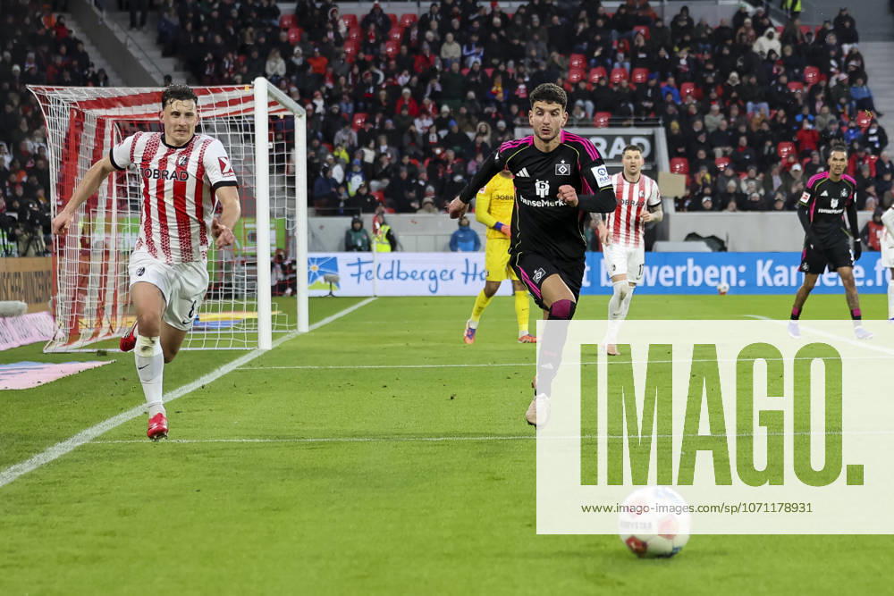 Maximilian Eggestein (SC Freiburg, 08) und Daniel Elfadli (Hamburger SV, 08) im Laufduell , Deutschland, Fussball, 1. Bundesliga, 16.Spieltag, 2025 2026, SC Freiburg vs. Hamburger SV, 10.01.2026, Freiburg im Breisgau Europa-Park Stadion Deutschland