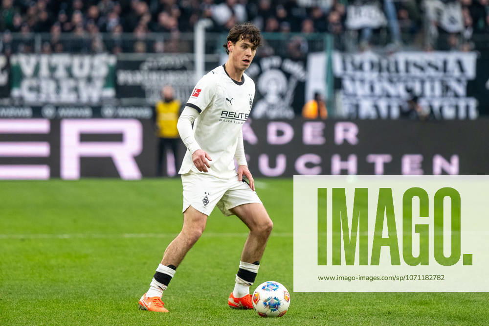 Philipp Sander (Borussia Moenchengladbach, 16) am Ball. Borussia Moenchengladbach vs. FC Augsburg, Fussball, 1. Bundesliga, 16. Spieltag, Saison 2025 2026, 11.01.2026 DFL DFB Regulations prohibit any use of Photographs as image sequences and or Quasivideo GER, Borussia Moenchengladbach vs. FC Augsburg, Fussball, 1. Bundesliga, 16. Spieltag, Saison 2025 2026, 11.01.2026 Moenchengladbach