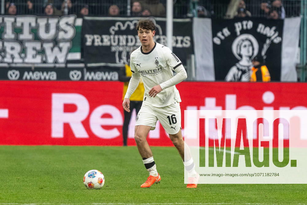 Philipp Sander (Borussia Moenchengladbach, 16) am Ball. Borussia Moenchengladbach vs. FC Augsburg, Fussball, 1. Bundesliga, 16. Spieltag, Saison 2025 2026, 11.01.2026 DFL DFB Regulations prohibit any use of Photographs as image sequences and or Quasivideo GER, Borussia Moenchengladbach vs. FC Augsburg, Fussball, 1. Bundesliga, 16. Spieltag, Saison 2025 2026, 11.01.2026 Moenchengladbach