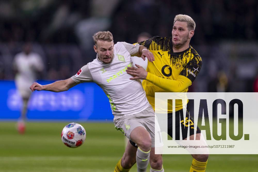 Borussia Dortmund - SV Werder Bremen, 17. Spieltag im Signal-Iduna-Park. Marco Grüll (Werder Bremen) (l) und Niklas Süle (Borussia Dortmund) kämpfen um den Ball. WICHTIGER HINWEIS: Gemäß den Vorgaben der DFL und des DFB ist es untersagt, in dem Stadion und oder vom Spiel angefertigte Fotoaufnahmen in Form von Sequenzbildern und oder videoähnlichen Fotostrecken zu verwerten bzw. verwerten zu lassen.