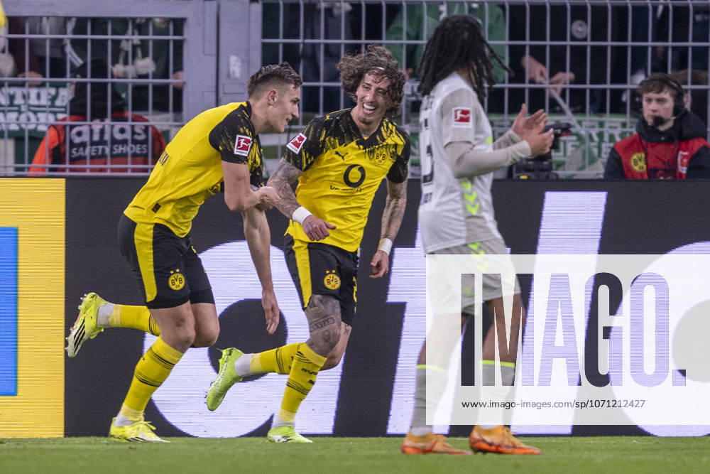 Borussia Dortmund - SV Werder Bremen, 17. Spieltag im Signal-Iduna-Park. Nico Schlotterbeck (Borussia Dortmund) jubelt nach seinem Tor zum 1:0. WICHTIGER HINWEIS: Gemäß den Vorgaben der DFL und des DFB ist es untersagt, in dem Stadion und oder vom Spiel angefertigte Fotoaufnahmen in Form von Sequenzbildern und oder videoähnlichen Fotostrecken zu verwerten bzw. verwerten zu lassen.