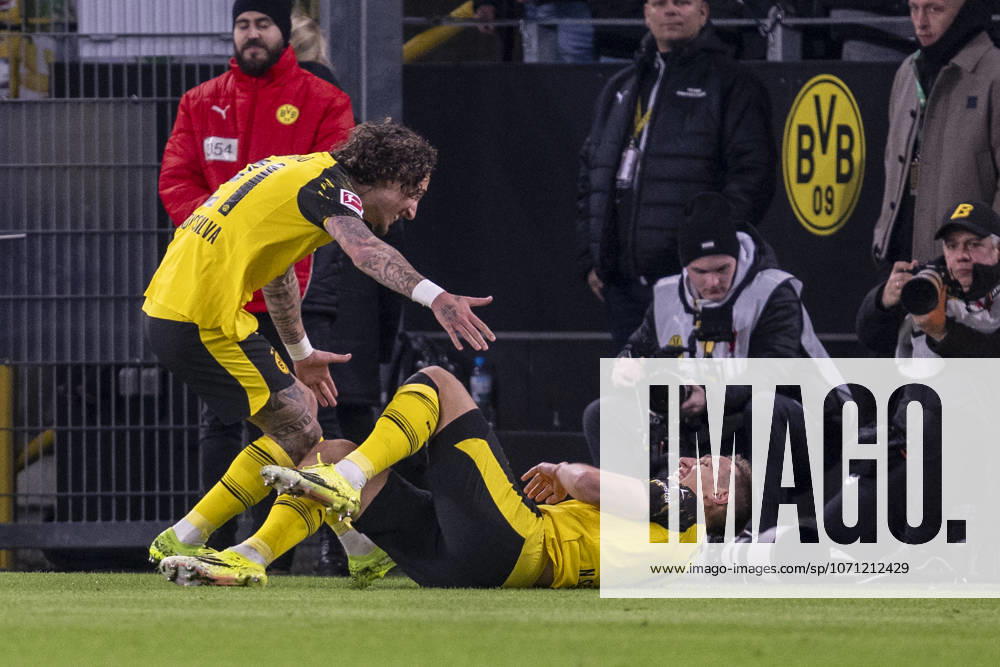 Borussia Dortmund - SV Werder Bremen, 17. Spieltag im Signal-Iduna-Park. Nico Schlotterbeck (Borussia Dortmund) jubelt nach seinem Tor zum 1:0. WICHTIGER HINWEIS: Gemäß den Vorgaben der DFL und des DFB ist es untersagt, in dem Stadion und oder vom Spiel angefertigte Fotoaufnahmen in Form von Sequenzbildern und oder videoähnlichen Fotostrecken zu verwerten bzw. verwerten zu lassen.