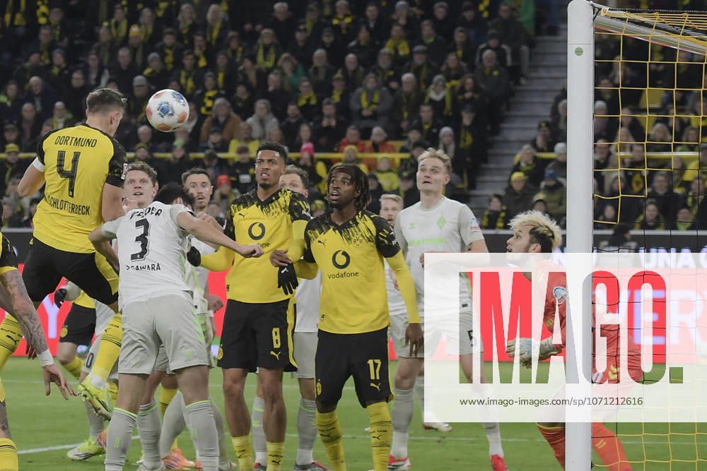 Nico Schlotterbeck (Dortmund 4) erzielt das Tor zum 1:0 13.01.2026 Fussball Borussia Dortmund vs SV Werder Bremen , Signal Iduna Park, Dortmund, DFB DFL REGULATIONS PROHIBIT ANY USE OF PHOTOGRAPHS AS IMAGE SEQUENCES AND OR QUASI-VIDEO