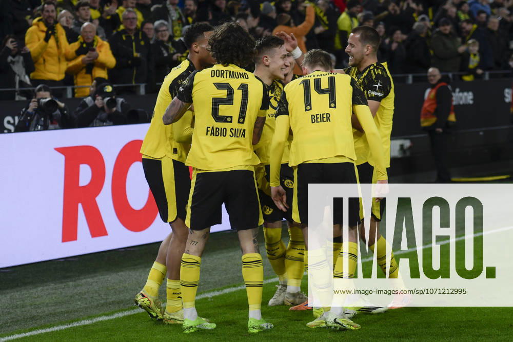 Nico Schlotterbeck (Dortmund 4) jubelt nach dem Tor zum 1:0 mit der Mannschaft 13.01.2026 Fussball Borussia Dortmund vs SV Werder Bremen , Signal Iduna Park, Dortmund, DFB DFL REGULATIONS PROHIBIT ANY USE OF PHOTOGRAPHS AS IMAGE SEQUENCES AND OR QUASI-VIDEO