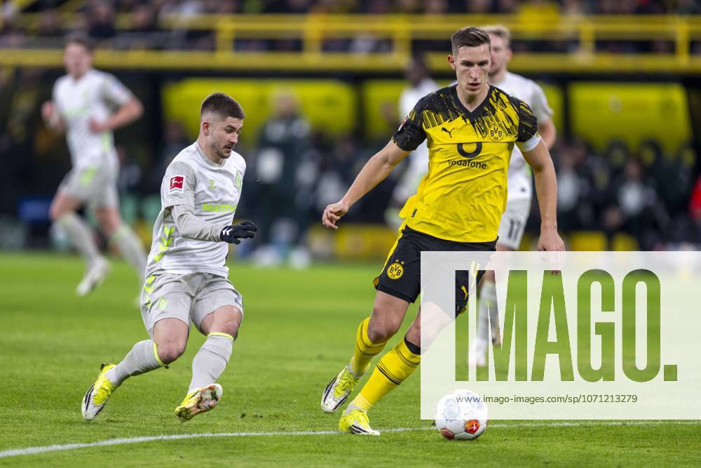 Borussia Dortmund - SV Werder Bremen, 17. Spieltag im Signal-Iduna-Park. Romano Schmid (Werder Bremen) (l) und Nico Schlotterbeck (Borussia Dortmund) kämpfen um den Ball. WICHTIGER HINWEIS: Gemäß den Vorgaben der DFL und des DFB ist es untersagt, in dem Stadion und oder vom Spiel angefertigte Fotoaufnahmen in Form von Sequenzbildern und oder videoähnlichen Fotostrecken zu verwerten bzw. verwerten zu lassen.