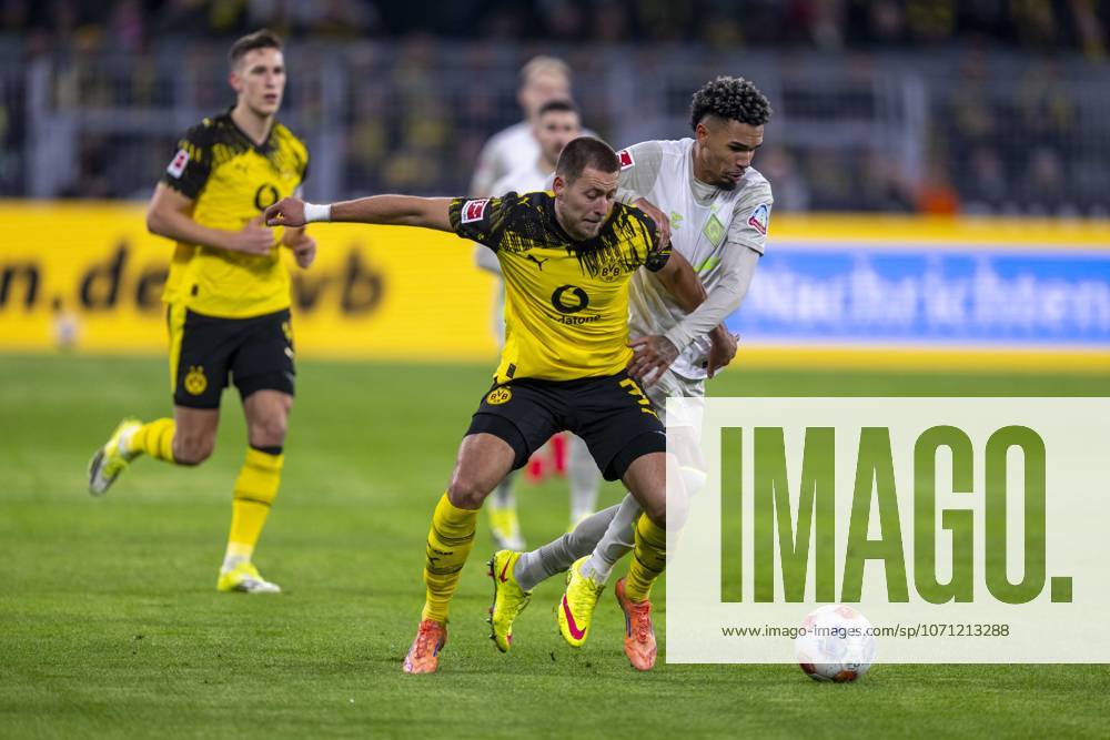 Borussia Dortmund - SV Werder Bremen, 17. Spieltag im Signal-Iduna-Park. Waldemar Anton (Borussia Dortmund) (l) und Justin Njinmah (Werder Bremen) kämpfen um den Ball. WICHTIGER HINWEIS: Gemäß den Vorgaben der DFL und des DFB ist es untersagt, in dem Stadion und oder vom Spiel angefertigte Fotoaufnahmen in Form von Sequenzbildern und oder videoähnlichen Fotostrecken zu verwerten bzw. verwerten zu lassen.