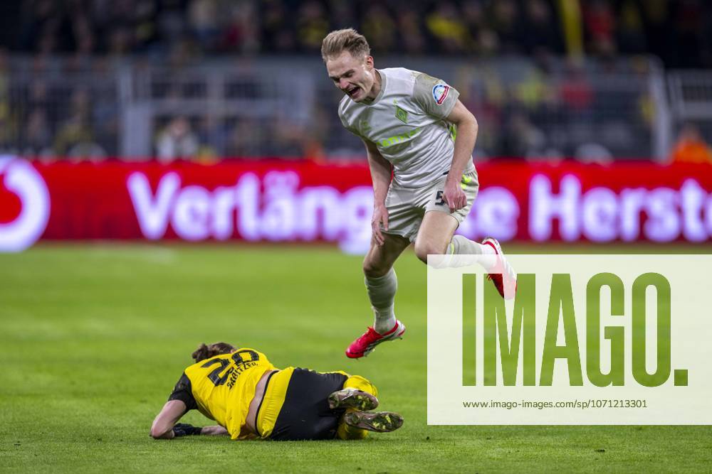 Borussia Dortmund - SV Werder Bremen, 17. Spieltag im Signal-Iduna-Park. Marcel Sabitzer (Borussia Dortmund) (l) und Amos Pieper (Werder Bremen) kämpfen um den Ball. WICHTIGER HINWEIS: Gemäß den Vorgaben der DFL und des DFB ist es untersagt, in dem Stadion und oder vom Spiel angefertigte Fotoaufnahmen in Form von Sequenzbildern und oder videoähnlichen Fotostrecken zu verwerten bzw. verwerten zu lassen.