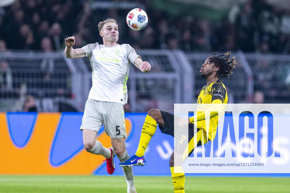 Borussia Dortmund - SV Werder Bremen, 17. Spieltag im Signal-Iduna-Park. Amos Pieper (Werder Bremen) (l) und Carney Chukwuemeka (Borussia Dortmund) kämpfen um den Ball. WICHTIGER HINWEIS: Gemäß den Vorgaben der DFL und des DFB ist es untersagt, in dem Stadion und oder vom Spiel angefertigte Fotoaufnahmen in Form von Sequenzbildern und oder videoähnlichen Fotostrecken zu verwerten bzw. verwerten zu lassen.