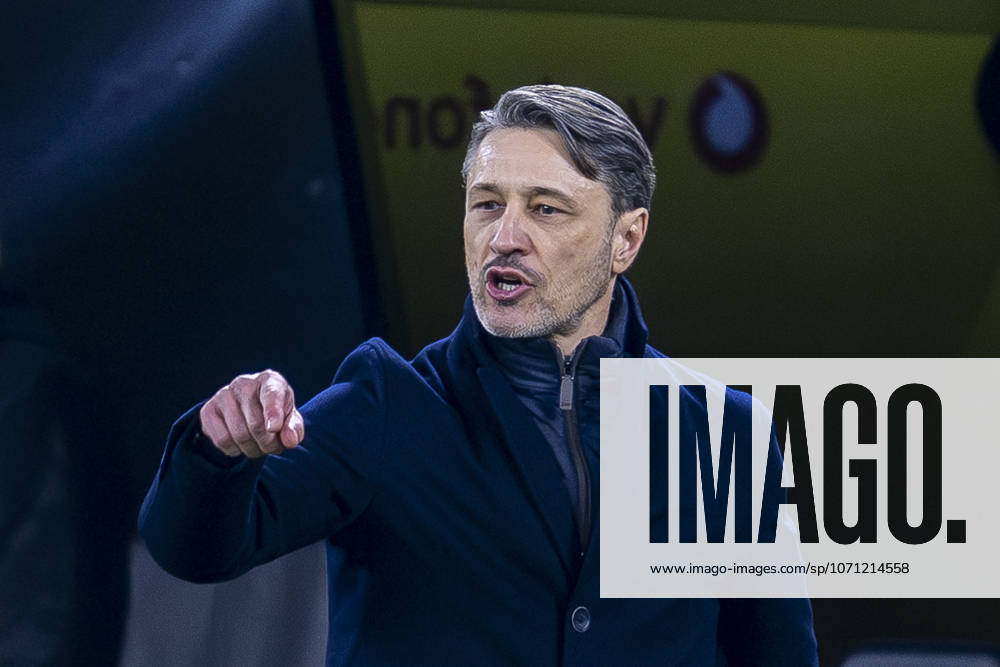 Borussia Dortmund - SV Werder Bremen, 17. Spieltag im Signal-Iduna-Park. Trainer Niko Kovac (Borussia Dortmund) gibt Anweisungen. WICHTIGER HINWEIS: Gemäß den Vorgaben der DFL und des DFB ist es untersagt, in dem Stadion und oder vom Spiel angefertigte Fotoaufnahmen in Form von Sequenzbildern und oder videoähnlichen Fotostrecken zu verwerten bzw. verwerten zu lassen.