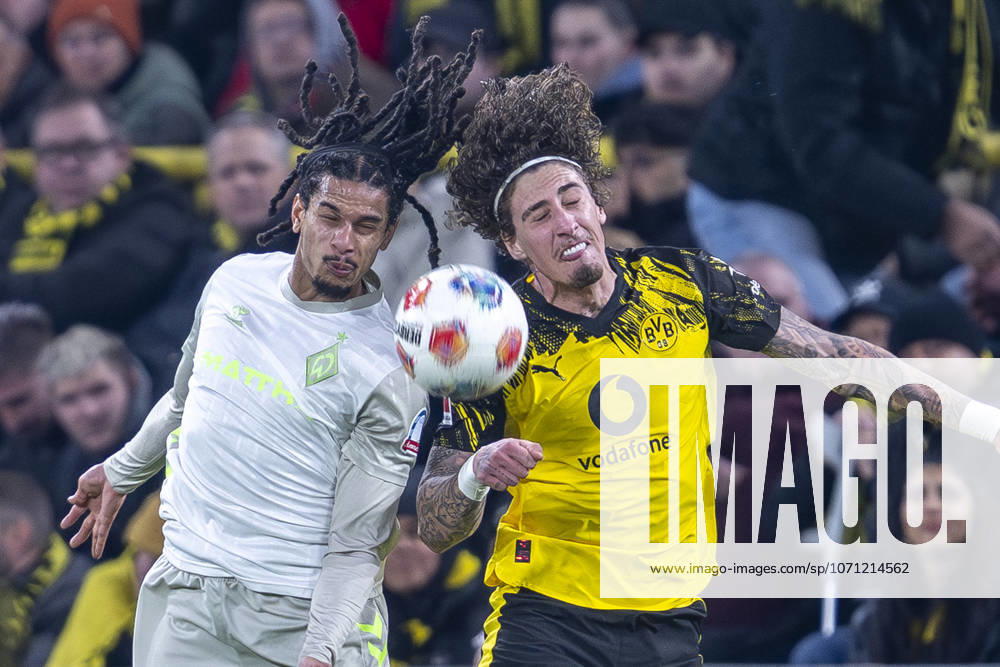 Borussia Dortmund - SV Werder Bremen, 17. Spieltag im Signal-Iduna-Park. Isaac Schmidt (Werder Bremen) (l) und Fabio Silva (Borussia Dortmund) kämpfen um den Ball. WICHTIGER HINWEIS: Gemäß den Vorgaben der DFL und des DFB ist es untersagt, in dem Stadion und oder vom Spiel angefertigte Fotoaufnahmen in Form von Sequenzbildern und oder videoähnlichen Fotostrecken zu verwerten bzw. verwerten zu lassen.