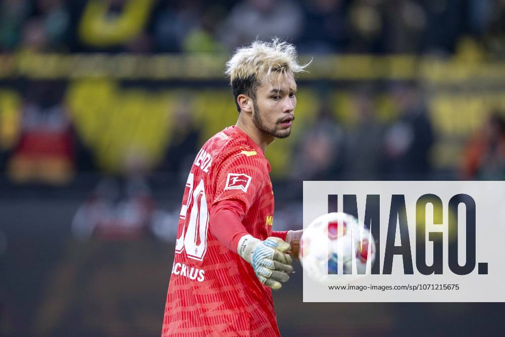Borussia Dortmund - SV Werder Bremen, 17. Spieltag im Signal-Iduna-Park. Torwart Mio Backhaus (Werder Bremen) mit Ball. WICHTIGER HINWEIS: Gemäß den Vorgaben der DFL und des DFB ist es untersagt, in dem Stadion und oder vom Spiel angefertigte Fotoaufnahmen in Form von Sequenzbildern und oder videoähnlichen Fotostrecken zu verwerten bzw. verwerten zu lassen.