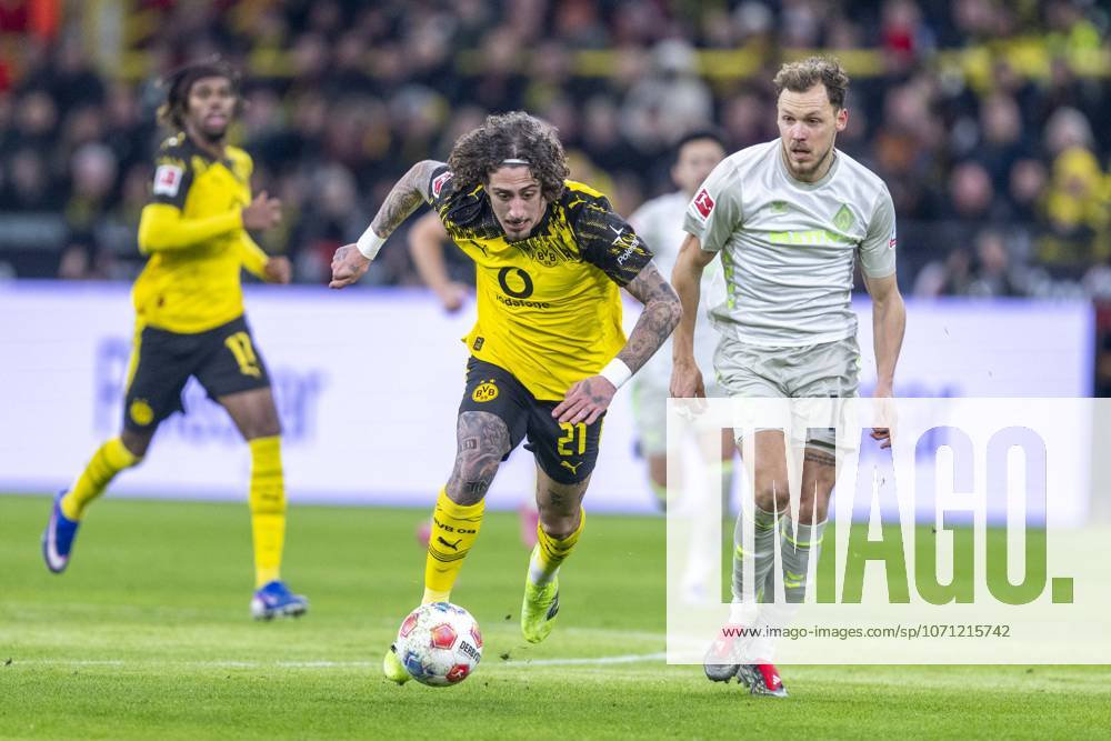 Borussia Dortmund - SV Werder Bremen, 17. Spieltag im Signal-Iduna-Park. Fabio Silva (Borussia Dortmund) läuft mit dem Ball am Fuß. WICHTIGER HINWEIS: Gemäß den Vorgaben der DFL und des DFB ist es untersagt, in dem Stadion und oder vom Spiel angefertigte Fotoaufnahmen in Form von Sequenzbildern und oder videoähnlichen Fotostrecken zu verwerten bzw. verwerten zu lassen.