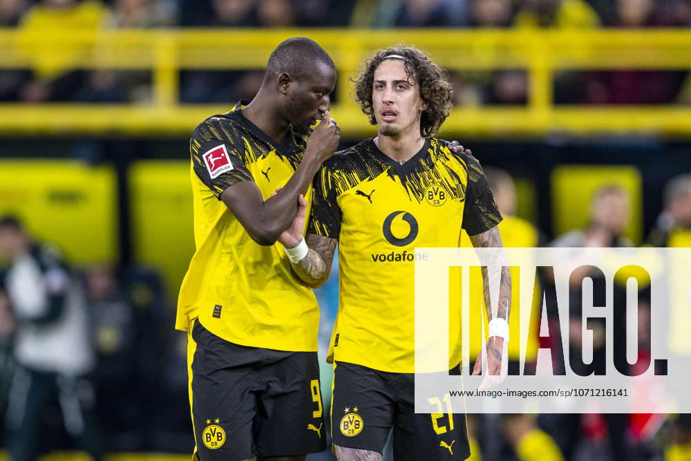 Borussia Dortmund - SV Werder Bremen, 17. Spieltag im Signal-Iduna-Park. Serhou Guirassy (Borussia Dortmund) (l) spricht mit Fabio Silva (Borussia Dortmund). WICHTIGER HINWEIS: Gemäß den Vorgaben der DFL und des DFB ist es untersagt, in dem Stadion und oder vom Spiel angefertigte Fotoaufnahmen in Form von Sequenzbildern und oder videoähnlichen Fotostrecken zu verwerten bzw. verwerten zu lassen.