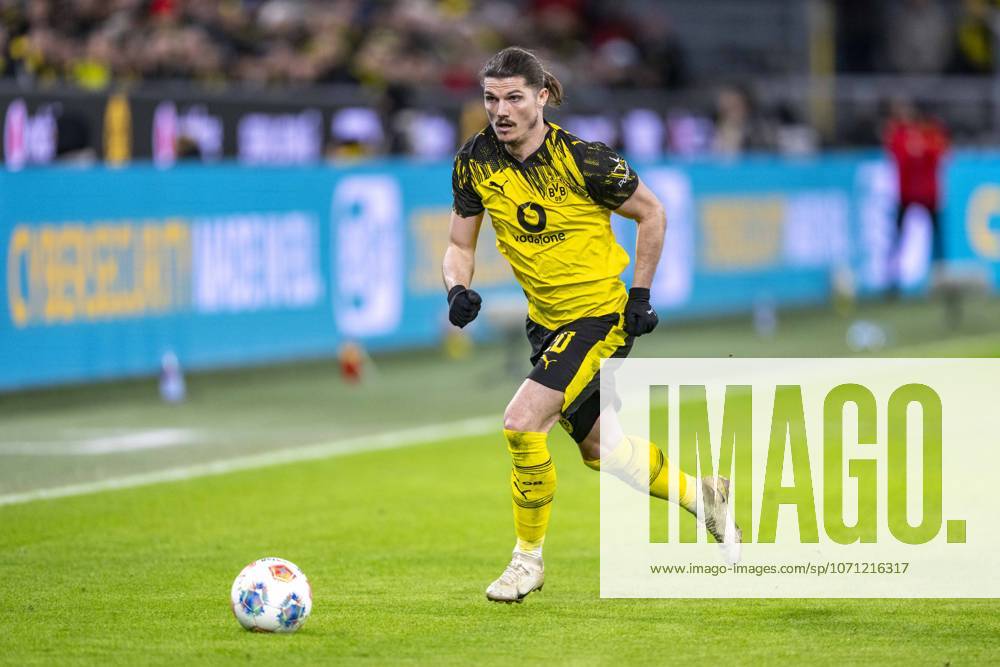 Borussia Dortmund - SV Werder Bremen, 17. Spieltag im Signal-Iduna-Park. Marcel Sabitzer (Borussia Dortmund) läuft mit dem Ball am Fuß. WICHTIGER HINWEIS: Gemäß den Vorgaben der DFL und des DFB ist es untersagt, in dem Stadion und oder vom Spiel angefertigte Fotoaufnahmen in Form von Sequenzbildern und oder videoähnlichen Fotostrecken zu verwerten bzw. verwerten zu lassen.