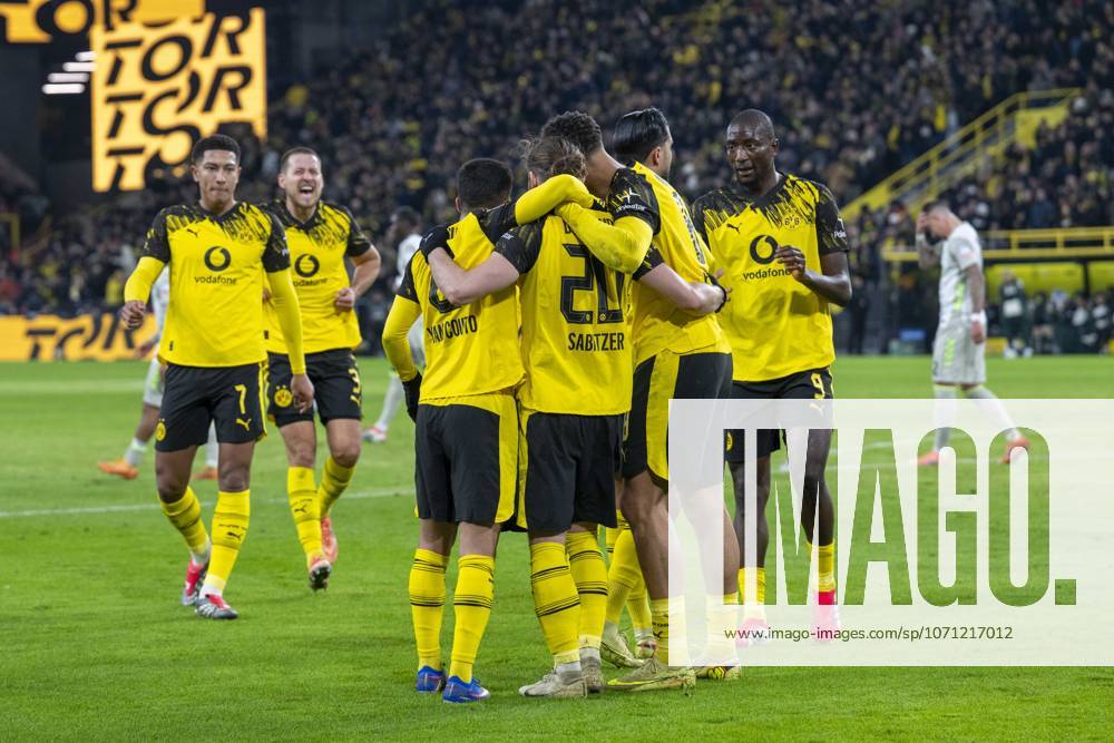 Borussia Dortmund - SV Werder Bremen, 17. Spieltag im Signal-Iduna-Park. Dortmunds Spieler jubeln nach seinem Tor zum 2:0. WICHTIGER HINWEIS: Gemäß den Vorgaben der DFL und des DFB ist es untersagt, in dem Stadion und oder vom Spiel angefertigte Fotoaufnahmen in Form von Sequenzbildern und oder videoähnlichen Fotostrecken zu verwerten bzw. verwerten zu lassen.