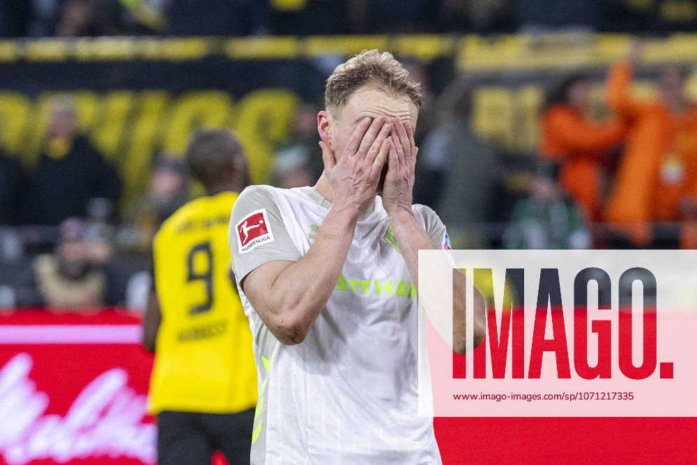Borussia Dortmund - SV Werder Bremen, 17. Spieltag im Signal-Iduna-Park. Amos Pieper (Werder Bremen) reagiert nach dem Dortmunder Tor zum 3:0. WICHTIGER HINWEIS: Gemäß den Vorgaben der DFL und des DFB ist es untersagt, in dem Stadion und oder vom Spiel angefertigte Fotoaufnahmen in Form von Sequenzbildern und oder videoähnlichen Fotostrecken zu verwerten bzw. verwerten zu lassen.