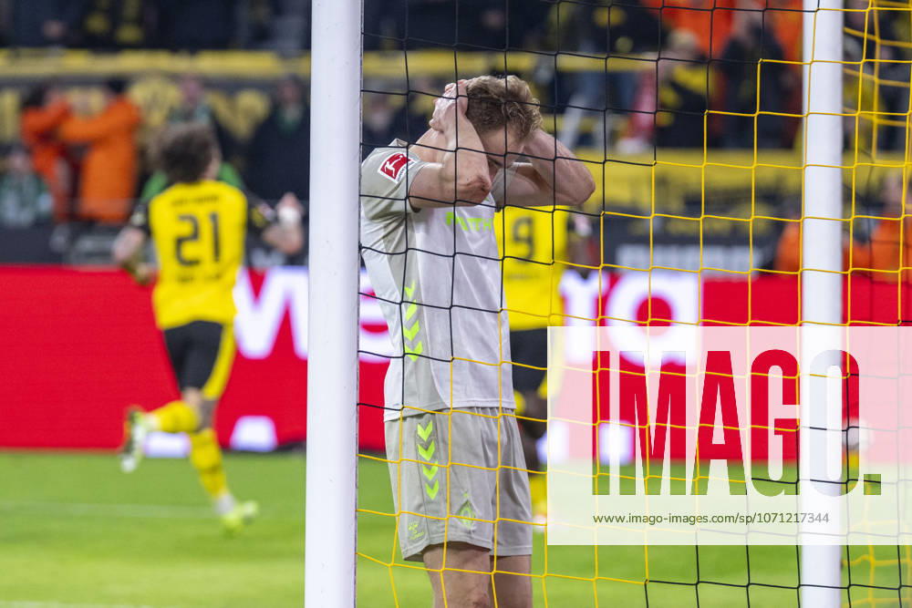 Borussia Dortmund - SV Werder Bremen, 17. Spieltag im Signal-Iduna-Park. Amos Pieper (Werder Bremen) reagiert nach dem Dortmunder Tor zum 3:0. WICHTIGER HINWEIS: Gemäß den Vorgaben der DFL und des DFB ist es untersagt, in dem Stadion und oder vom Spiel angefertigte Fotoaufnahmen in Form von Sequenzbildern und oder videoähnlichen Fotostrecken zu verwerten bzw. verwerten zu lassen.