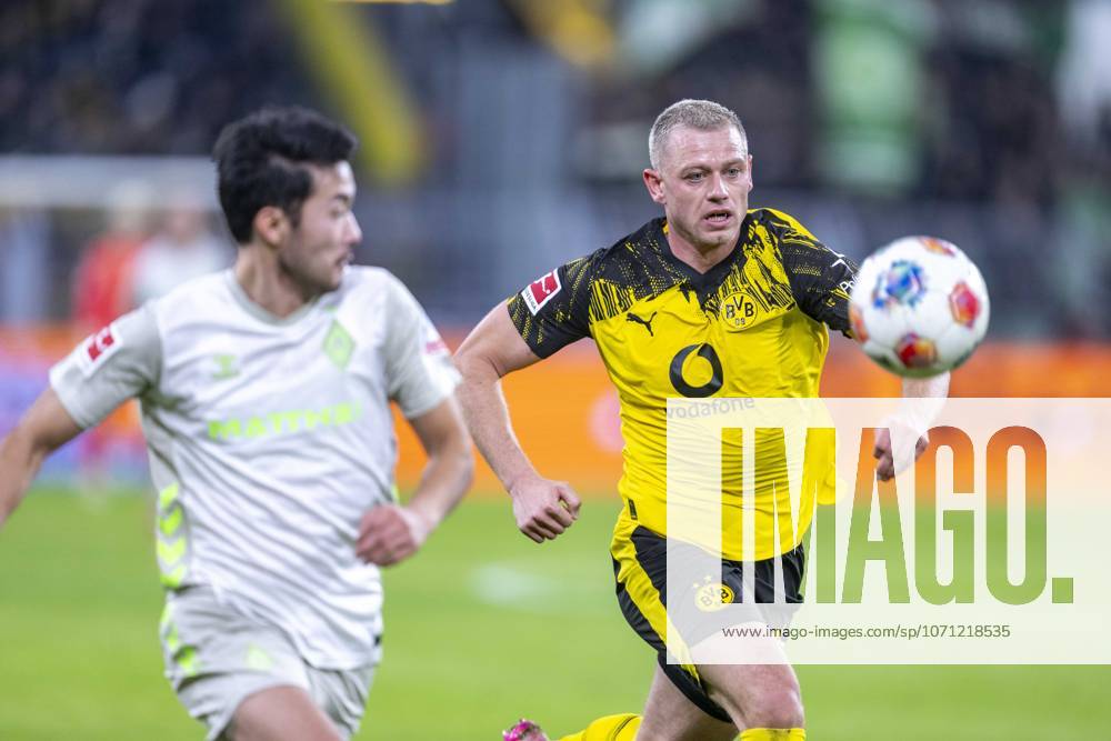 Borussia Dortmund - SV Werder Bremen, 17. Spieltag im Signal-Iduna-Park. Yukinari Sugawara (Werder Bremen) (l) und Julian Ryerson (Borussia Dortmund) kämpfen um den Ball. WICHTIGER HINWEIS: Gemäß den Vorgaben der DFL und des DFB ist es untersagt, in dem Stadion und oder vom Spiel angefertigte Fotoaufnahmen in Form von Sequenzbildern und oder videoähnlichen Fotostrecken zu verwerten bzw. verwerten zu lassen.