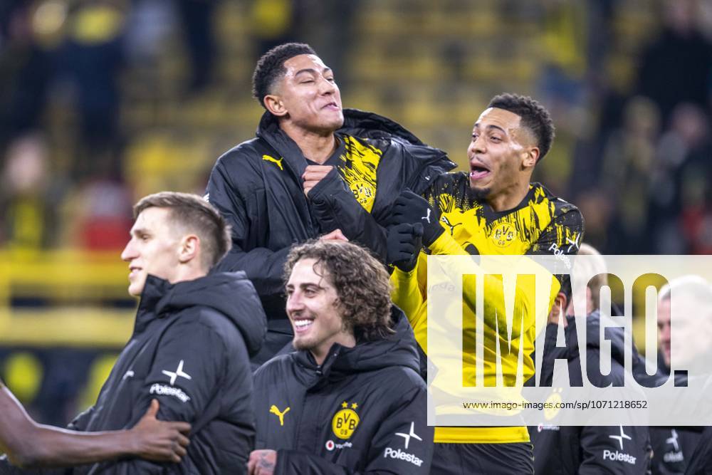 Borussia Dortmund - SV Werder Bremen, 17. Spieltag im Signal-Iduna-Park. Jobe Bellingham (Borussia Dortmund) und Felix Nmecha (Borussia Dortmund) jubeln. WICHTIGER HINWEIS: Gemäß den Vorgaben der DFL und des DFB ist es untersagt, in dem Stadion und oder vom Spiel angefertigte Fotoaufnahmen in Form von Sequenzbildern und oder videoähnlichen Fotostrecken zu verwerten bzw. verwerten zu lassen.