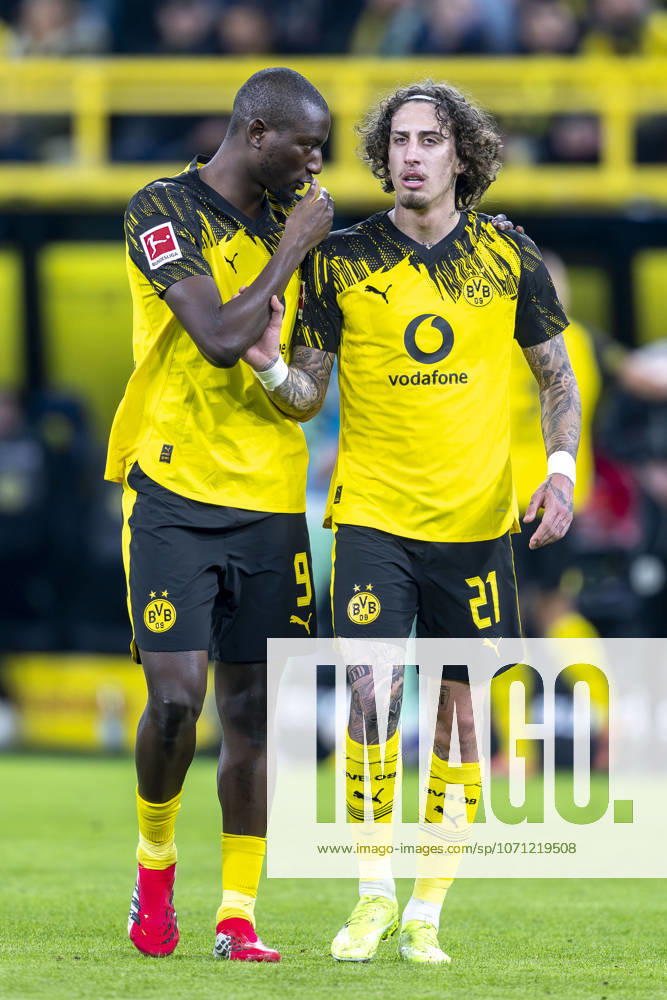 Borussia Dortmund - SV Werder Bremen, 17. Spieltag im Signal-Iduna-Park. Serhou Guirassy (Borussia Dortmund) (l) und Fabio Silva (Borussia Dortmund) sprechen miteinander. WICHTIGER HINWEIS: Gemäß den Vorgaben der DFL und des DFB ist es untersagt, in dem Stadion und oder vom Spiel angefertigte Fotoaufnahmen in Form von Sequenzbildern und oder videoähnlichen Fotostrecken zu verwerten bzw. verwerten zu lassen.