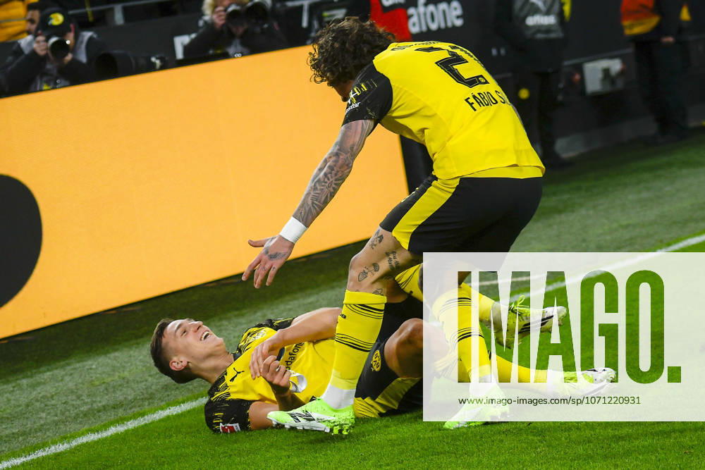 Nico Schlotterbeck (Dortmund 4) jubelt nach dem Tor zum 1:0 mit Fabio Silva (Dortmund 21) 13.01.2026 Fussball Borussia Dortmund vs SV Werder Bremen , Signal Iduna Park, Dortmund, DFB DFL REGULATIONS PROHIBIT ANY USE OF PHOTOGRAPHS AS IMAGE SEQUENCES AND OR QUASI-VIDEO