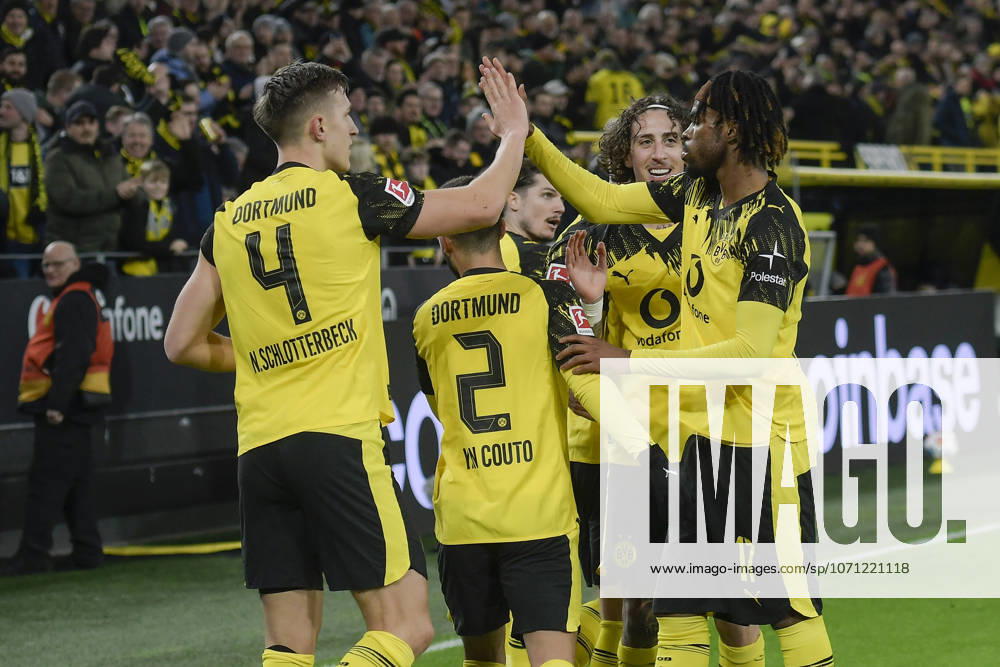 Nico Schlotterbeck (Dortmund 4) jubelt nach dem Tor zum 1:0 mit der Mannschaft 13.01.2026 Fussball Borussia Dortmund vs SV Werder Bremen , Signal Iduna Park, Dortmund, DFB DFL REGULATIONS PROHIBIT ANY USE OF PHOTOGRAPHS AS IMAGE SEQUENCES AND OR QUASI-VIDEO