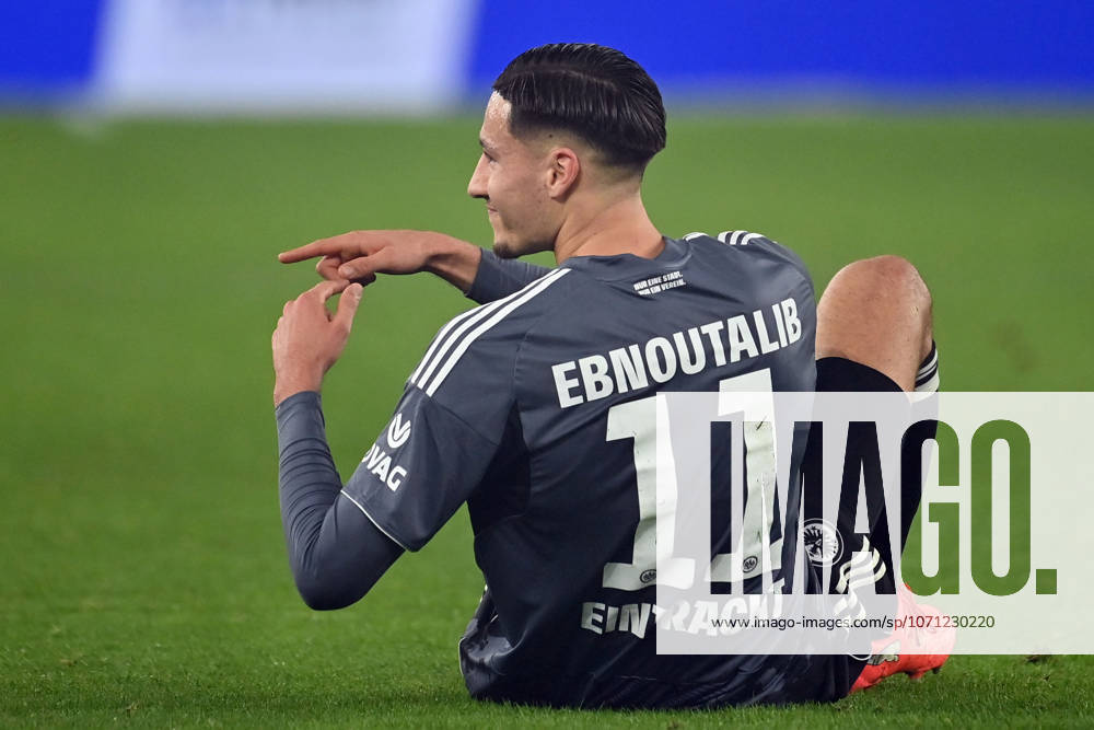 Younes EBNOUTALIB (Eintracht Frankfurt) nach Verletzung, verletzt,deutet Auswechslung an, Aktion,Einzelaktion,Einzelbild, Freisteller,Ganzkoerperaufnahme,ganze Figur. Fussball 1. Bundesliga Saison 2025 2026, 17.Spieltag, Spieltag17 VfB Stuttgart - Eintracht Frankfurt 3-2 am 13.01.2026 MHP ARENA.