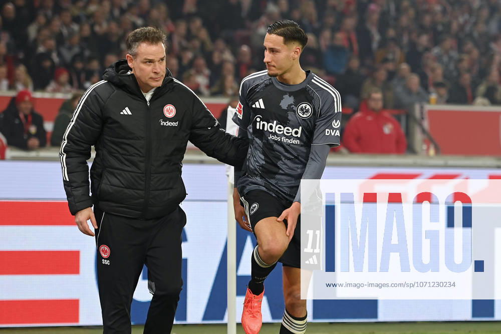 Younes EBNOUTALIB (Eintracht Frankfurt) nach Verletzung,verletzt,geht vom Platz. Fussball 1. Bundesliga Saison 2025 2026, 17.Spieltag, Spieltag17 VfB Stuttgart - Eintracht Frankfurt 3-2 am 13.01.2026 MHP ARENA.