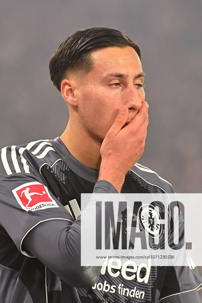 Younes EBNOUTALIB (Eintracht Frankfurt) nach Verletzung, Enttaeuschung,Frust,enttaeuscht, frustriert,niedergeschlagen, Aktion,Einzelbild,angeschnittenes Einzelmotiv,Portraet,Portrait,Porträt. Fussball 1. Bundesliga Saison 2025 2026, 17.Spieltag, Spieltag17 VfB Stuttgart - Eintracht Frankfurt 3-2 am 13.01.2026 MHP ARENA.