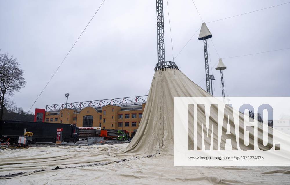 Fußball, Herren, Saison 2025 2026, 1. Bundesliga. 1. FC Union Berlin, Aufbau des Festzeltes auf dem Parkplatz neben dem Stadion An der Alten Försterei für den feierlichen Festakt anlässlich des 60-jährigen Vereinsjubiläums am 20. Januar 2026, 14.01.2026,