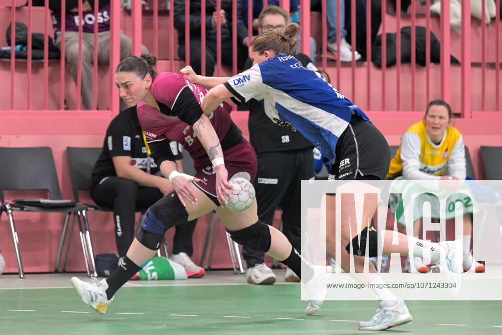 Gabriela Clausson Bitolo (TusSies Metzingen, 22) gegen Maxi Muehlner (HSG Blomberg-Lippe, 10) TusSies Metzingen vs. HSG Blomberg-Lippe, Handball, Alsco HBF, 13.Ligaspieltag, Saison 2025 2026, 14.01.2026 TusSies Metzingen vs. HSG Blomberg-Lippe, Handball, Alsco HBF, 13.Ligaspieltag, Saison 2025 2026, 14.01.2026 Tuebingen