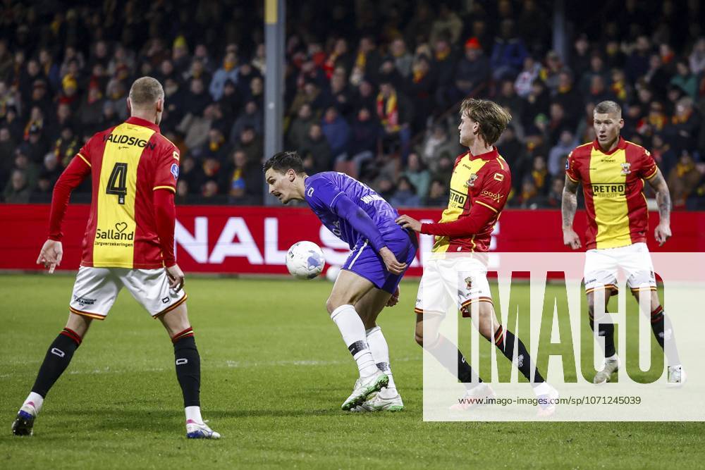 DEVENTER - (L-R) Joris Kramer of Go Ahead Eagles, Alec Van Hoorenbeeck of Heracles Almelo, Melle Meulensteen of Go Ahead Eagles during the round of 16 KNVB Cup match between Go Ahead Eagles and Heracles Almelo at De Adelaarshorst on January 14, 2026, in Deventer, Netherlands. VINCENT JANNINK ANP ANPxSportx IVx 547501075 originalFilename: 547501075