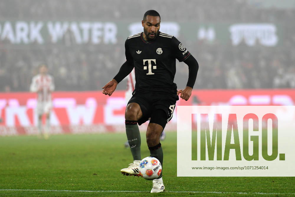 Jonathan Tah (FC Bayern Muenchen) in Aktion, am Ball, Einzelaktion waehrend des Spiels der Bundesliga zwischen dem 1. FC Köln und FC Bayern München, RheinEnergieSTADION am 14. January 2026 in Köln, Deutschland. (Foto von Ralf Treese DeFodi Images) +++ Jonathan Tah (FC Bayern Muenchen) controls the ball during the Bundesliga match between 1. FC Köln and FC Bayern München at RheinEnergieSTADION on January 14, 2026 in Köln, Germany. (Photo by Ralf Treese DeFodi Images) DFL regulations prohibit any use of photographs as image sequences and or quasi-video. (Photo by Ralf Treese DeFodi Images) -