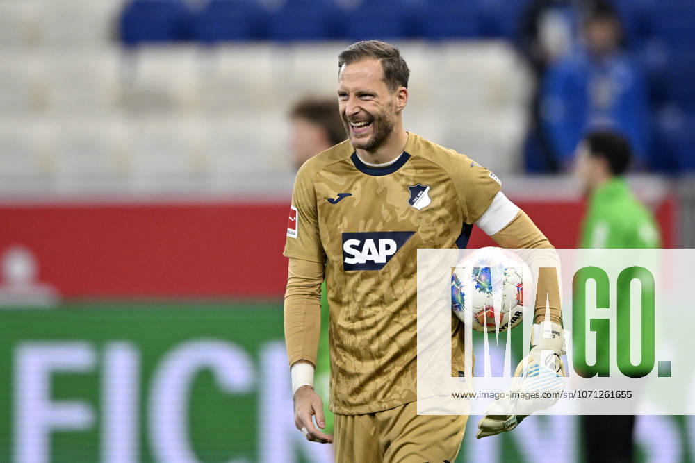 Nach Spielende: Schlussjubel, Freude, Glueck, Jubel Torwart Oliver Baumann TSG 1899 Hoffenheim (01) TSG 1899 Hoffenheim vs Borussia Moenchengladbach BMG 14.01.2026 DFL REGULATIONS PROHIBIT ANY USE OF PHOTOGRAPHS AS IMAGE SEQUENCES AND OR QUASI-VIDEO TSG 1899 Hoffenheim vs Borussia Moenchengladbach BMG Sinsheim