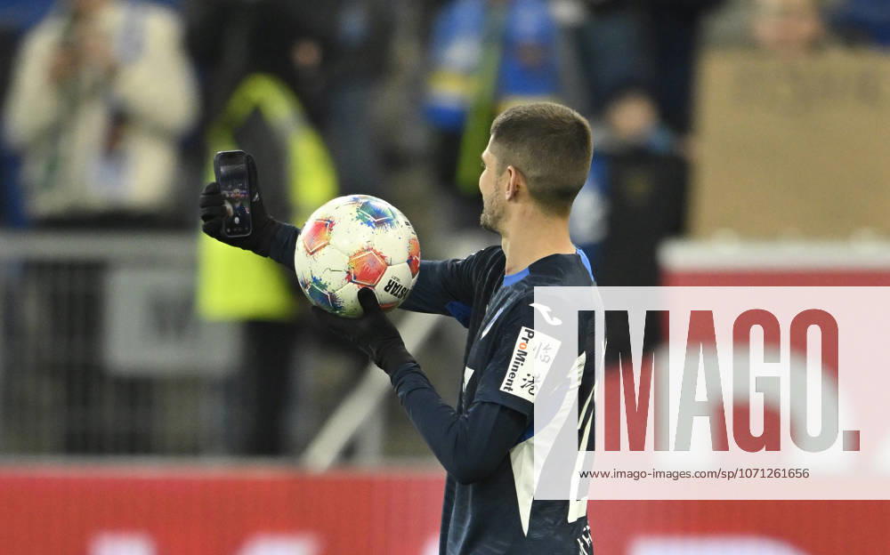 Nach Spielende: Schlussjubel, Freude, Glueck, Jubel Andrej Kramaric TSG 1899 Hoffenheim (27) mit Spielball Selfie Smartphone TSG 1899 Hoffenheim vs Borussia Moenchengladbach BMG 14.01.2026 DFL REGULATIONS PROHIBIT ANY USE OF PHOTOGRAPHS AS IMAGE SEQUENCES AND OR QUASI-VIDEO TSG 1899 Hoffenheim vs Borussia Moenchengladbach BMG Sinsheim