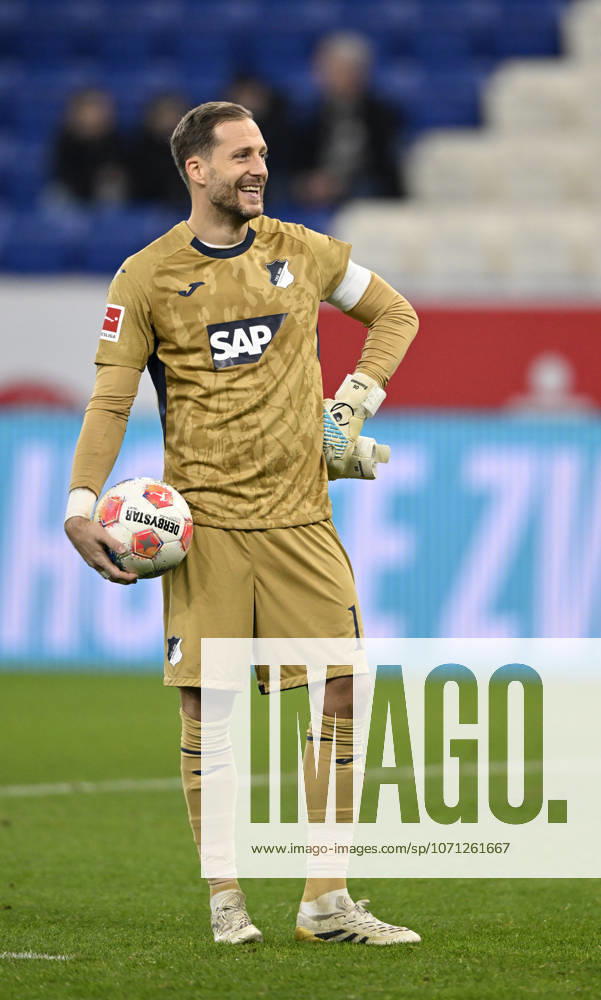 Nach Spielende: Schlussjubel, Freude, Glueck, Jubel Torwart Oliver Baumann TSG 1899 Hoffenheim (01) TSG 1899 Hoffenheim vs Borussia Moenchengladbach BMG 14.01.2026 DFL REGULATIONS PROHIBIT ANY USE OF PHOTOGRAPHS AS IMAGE SEQUENCES AND OR QUASI-VIDEO TSG 1899 Hoffenheim vs Borussia Moenchengladbach BMG Sinsheim