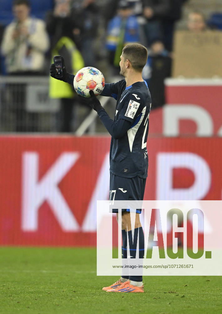 Nach Spielende: Schlussjubel, Freude, Glueck, Jubel Andrej Kramaric TSG 1899 Hoffenheim (27) mit Spielball Selfie Smartphone TSG 1899 Hoffenheim vs Borussia Moenchengladbach BMG 14.01.2026 DFL REGULATIONS PROHIBIT ANY USE OF PHOTOGRAPHS AS IMAGE SEQUENCES AND OR QUASI-VIDEO TSG 1899 Hoffenheim vs Borussia Moenchengladbach BMG Sinsheim