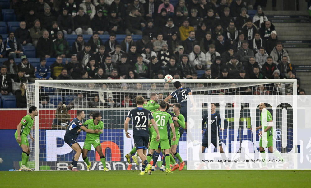 Strafraumszene, Torraumszene Kopfballduell Zweikampf Aktion Ozan Kabak TSG 1899 Hoffenheim (05) TSG 1899 Hoffenheim vs Borussia Moenchengladbach BMG 14.01.2026 DFL REGULATIONS PROHIBIT ANY USE OF PHOTOGRAPHS AS IMAGE SEQUENCES AND OR QUASI-VIDEO TSG 1899 Hoffenheim vs Borussia Moenchengladbach BMG Sinsheim