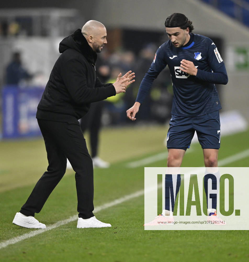 Trainer Coach Christian Ilzer TSG 1899 Hoffenheim am Spielfeldrand im Gespraech Diskussion mit Leon Avdullahu TSG 1899 Hoffenheim (07) TSG 1899 Hoffenheim vs Borussia Moenchengladbach BMG 14.01.2026 DFL REGULATIONS PROHIBIT ANY USE OF PHOTOGRAPHS AS IMAGE SEQUENCES AND OR QUASI-VIDEO TSG 1899 Hoffenheim vs Borussia Moenchengladbach BMG Sinsheim