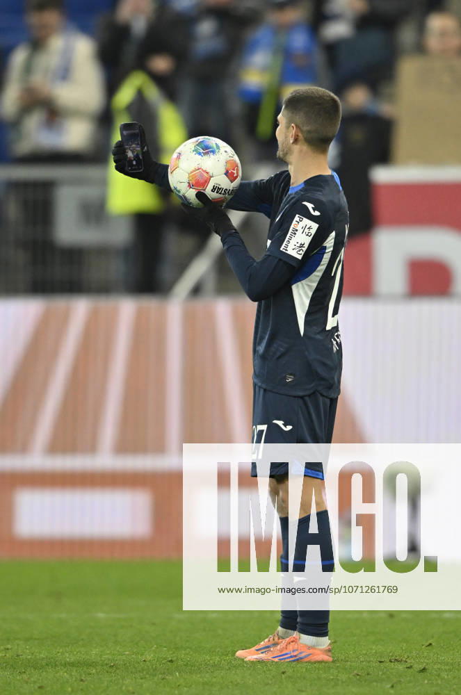 Nach Spielende: Schlussjubel, Freude, Glueck, Jubel Andrej Kramaric TSG 1899 Hoffenheim (27) mit Spielball Selfie Smartphone TSG 1899 Hoffenheim vs Borussia Moenchengladbach BMG 14.01.2026 DFL REGULATIONS PROHIBIT ANY USE OF PHOTOGRAPHS AS IMAGE SEQUENCES AND OR QUASI-VIDEO TSG 1899 Hoffenheim vs Borussia Moenchengladbach BMG Sinsheim