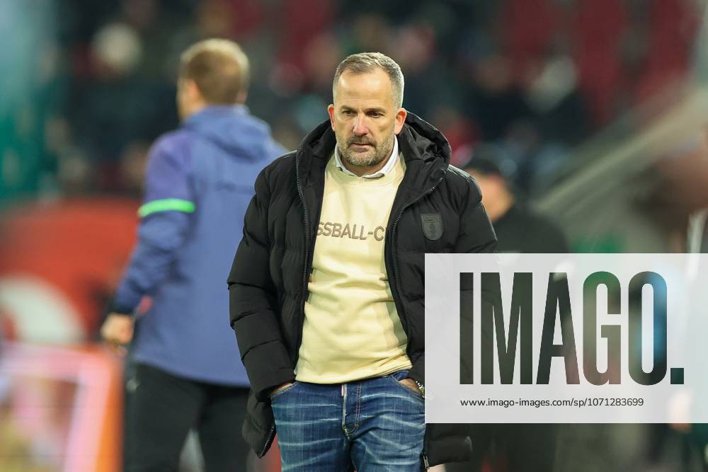Chef-Trainer Manuel Baum (FC Augsburg), FC Augsburg vs. 1. FC Union Berlin, Fussball, 1. Bundesliga, 17. Spieltag, 15.01.2026 DFB regulations prohibit any use of photographs as image sequences and or quasi-video Augsburg Bayern Deutschland