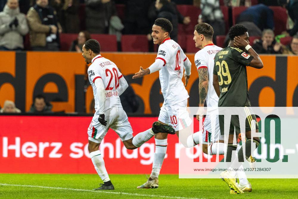 Torjubel, jubelt nach seinem Treffer zum 1:0 von Alexis Claude-Maurice (FC Augsburg) und Noahkai Banks (FC Augsburg) v-l, FC Augsburg vs. 1. FC Union Berlin, Fussball, 1. Bundesliga, 17. Spieltag, 15.01.2026 DFB regulations prohibit any use of photographs as image sequences and or quasi-video