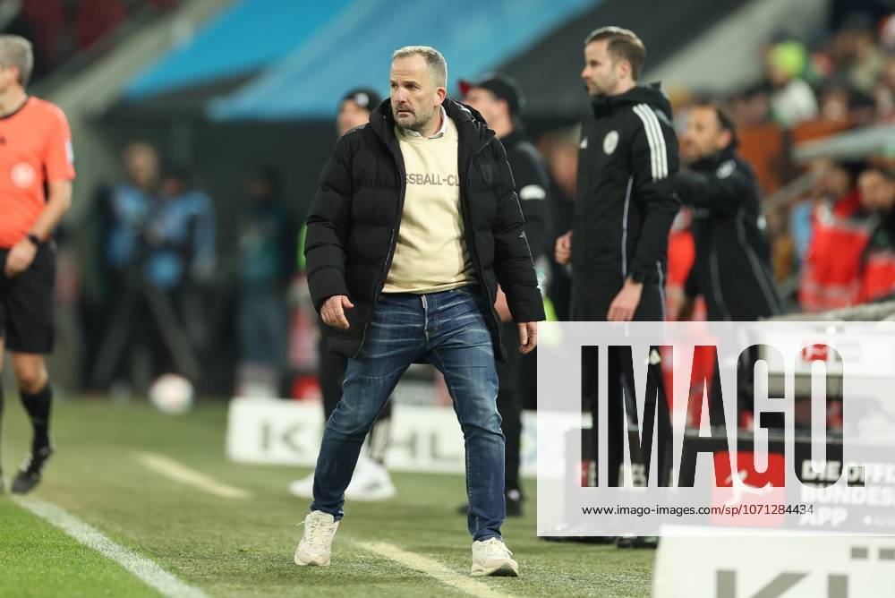 Chef-Trainer Manuel Baum (FC Augsburg), FC Augsburg vs. 1. FC Union Berlin, Fussball, 1. Bundesliga, 17. Spieltag, 15.01.2026 DFB regulations prohibit any use of photographs as image sequences and or quasi-video Augsburg Bayern Deutschland