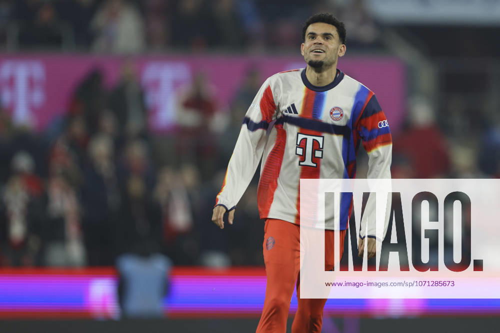 Luis Diaz (FC Bayern München) schaut waehrend des spiels der Bundesliga zwischen 1. FC Köln und FC Bayern München, RheinEnergieSTADION am 14. January 2026 in Köln, Deutschland. (Foto von Oliver Kaelke DeFodi Images) +++ Luis Diaz (FC Bayern München) looks on during the Bundesliga match between 1. FC Köln and FC Bayern München at RheinEnergieSTADION on January 14, 2026 in Köln, Germany. (Photo by Oliver Kaelke DeFodi Images) DFL regulations prohibit any use of photographs as image sequences and or quasi-video. (Photo by Oliver Kaelke DeFodi Images) -