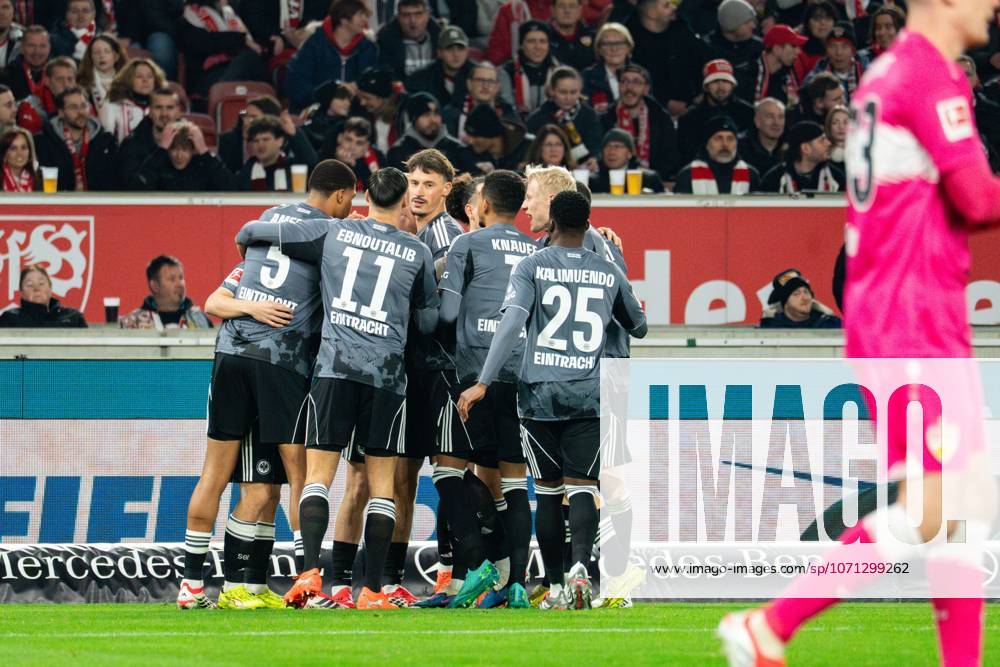 Robin Koch (4; Eintracht Frankfurt) und Aurele Amenda (5; Eintracht Frankfurt), Ansgar Knauff (7; Eintracht Frankfurt), Placeholder (11; Eintracht Frankfurt) und Placeholder (25; Eintracht Frankfurt) feiern gemeinsam Spieler feiern gemeinsam