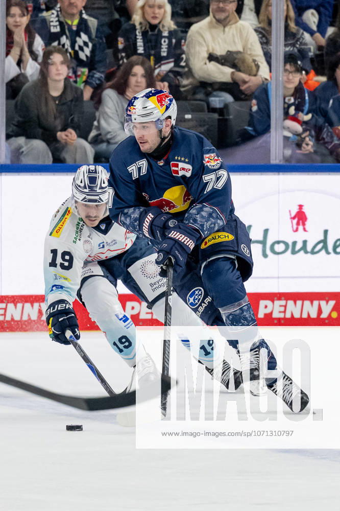 Kampf um den Puck Zweikampf zwischen Niklas Postel (Dresdner Eisloewen, 19) und Adam Brooks (EHC Red Bull Muenchen, 77) GER, EHC Red Bull Muenchen vs. Dresdner Eisloewen, Eishockey, DEL, 40. Spieltag, Saison 2025 2026, 16.01.2026. GER, EHC Red Bull Muenchen vs. Dresdner Eisloewen, Eishockey, DEL, 40. Spieltag, Saison 2025 2026, 16.01.2026. Muenchen