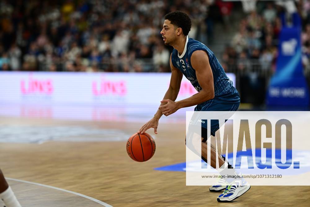 Kevin McClain (3; MLP Academics Heidelberg) mit Ball am Dribbling Kevin McClain (3; MLP Academics Heidelberg) dribbelt