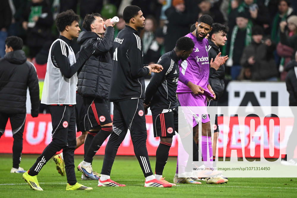Die Spieler von Eintracht Frankfurt gehen zu ihren Fans, verhaltener Schlussjubel, jubelnd, Jubel, Begeisterung, Freude, Emotion Fussball 1. Bundesliga Saison 2025 2026, 18.Spieltag, Spieltag18, matchday18, SV Werder Bremen (HB) - Eintracht Frankfurt (F) 3-3 am 16.01.2026 im Weserstadion Bremen Deutschland. DFL regulations prohibit any use of photographs as image sequences and or quasi-video Â