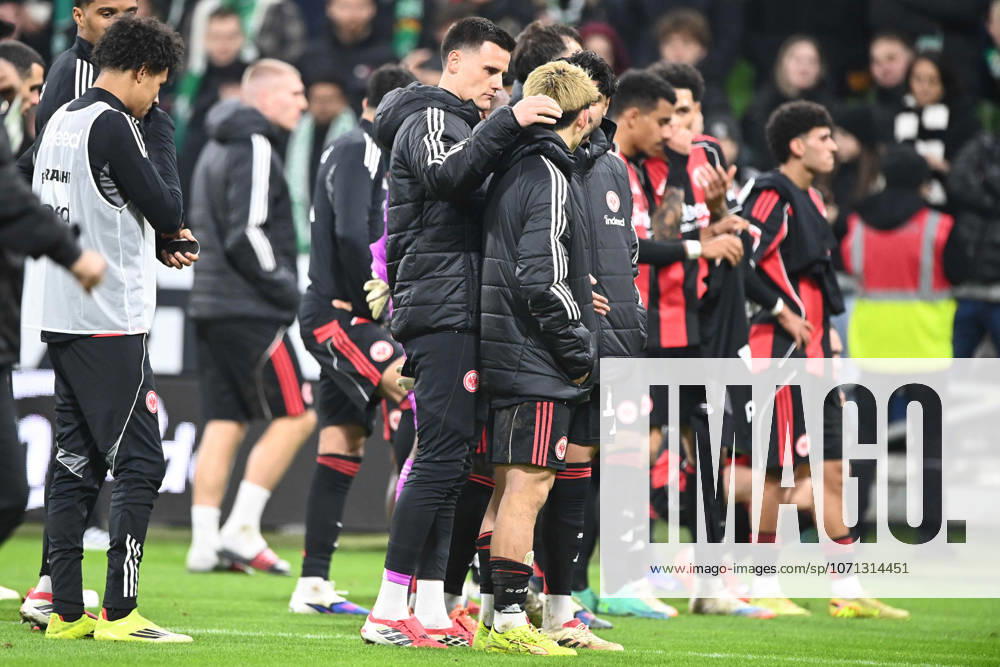 Die Spieler von Eintracht Frankfurt gehen zu ihren Fans, verhaltener Schlussjubel, jubelnd, Jubel, Begeisterung, Freude, Emotion Fussball 1. Bundesliga Saison 2025 2026, 18.Spieltag, Spieltag18, matchday18, SV Werder Bremen (HB) - Eintracht Frankfurt (F) 3-3 am 16.01.2026 im Weserstadion Bremen Deutschland. DFL regulations prohibit any use of photographs as image sequences and or quasi-video Â